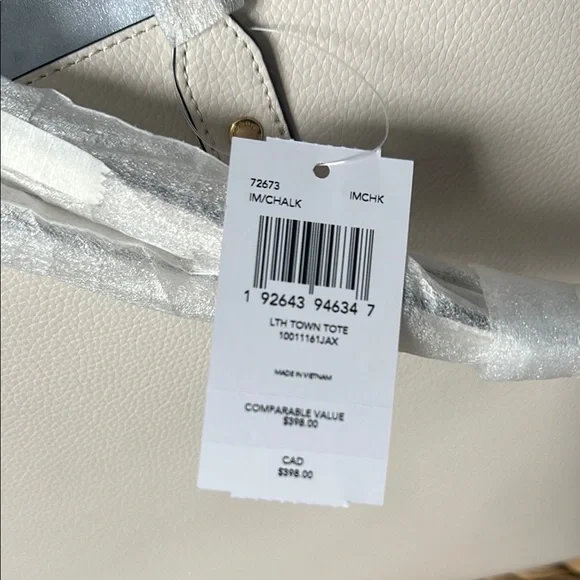 Coach White Textured Tote Bag with Gold Hardware - Picture 3 of 7